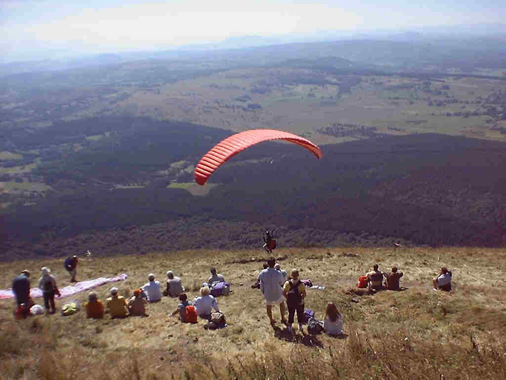 Paraplanes au sommet du Puy